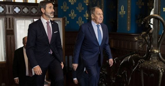Minister zahraničných vecí a európskych záležitostí SR Juraj Blanár (vľavo) a ruský minister zahraničných vecí Sergej Lavrov pred rokovaním v Moskve v pondelok