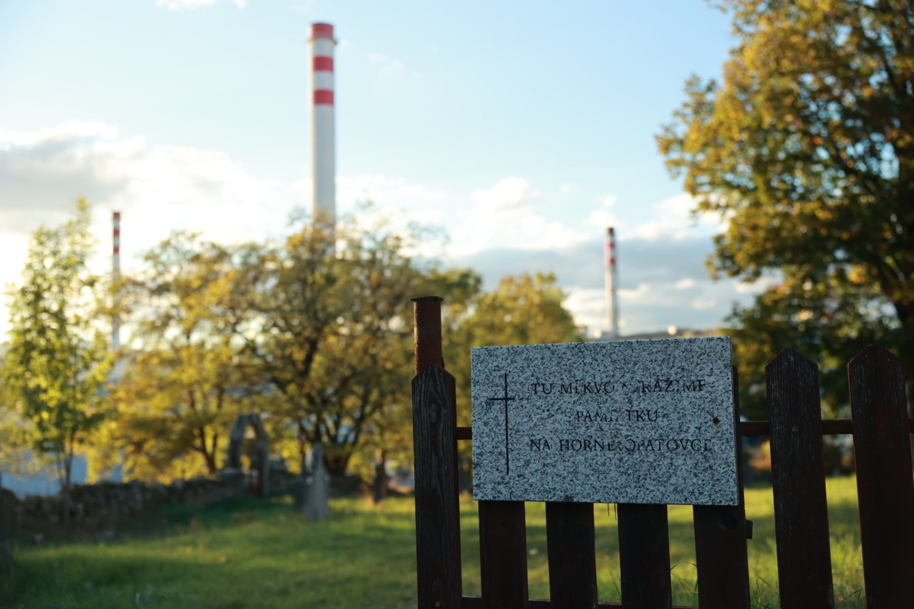 Tabuľa na cintoríne v Horných Opatovciach.