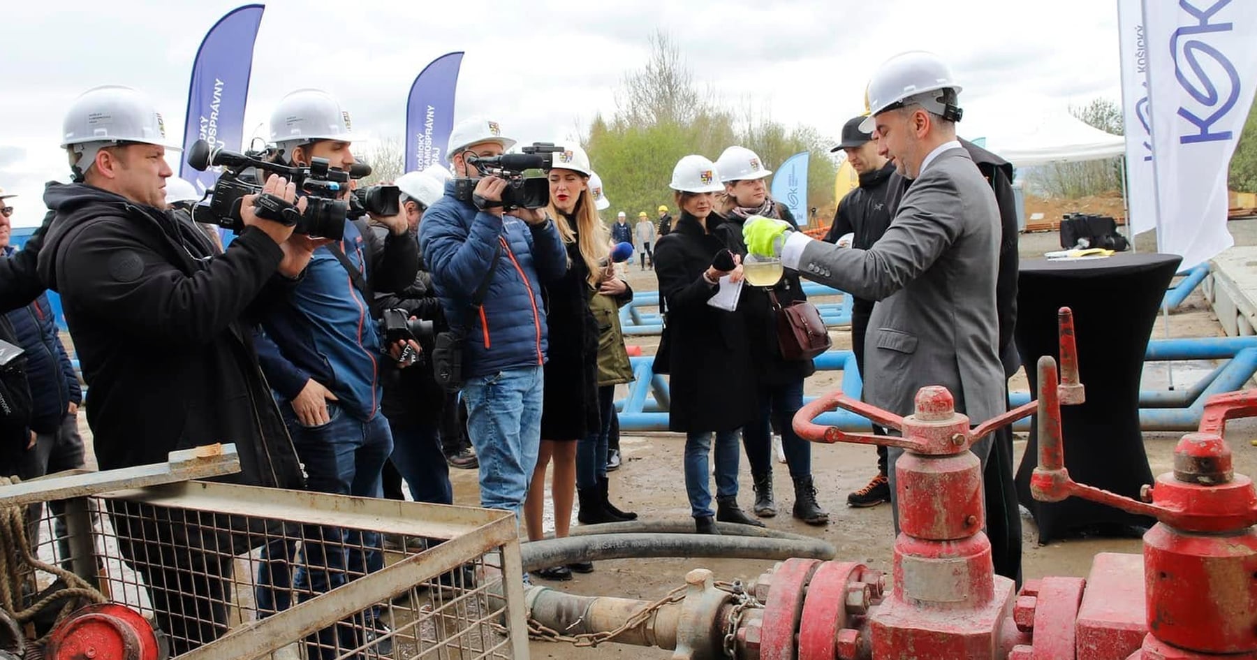 Trnka pred médiami v roku 2022 prezentuje výsledky vrtu.