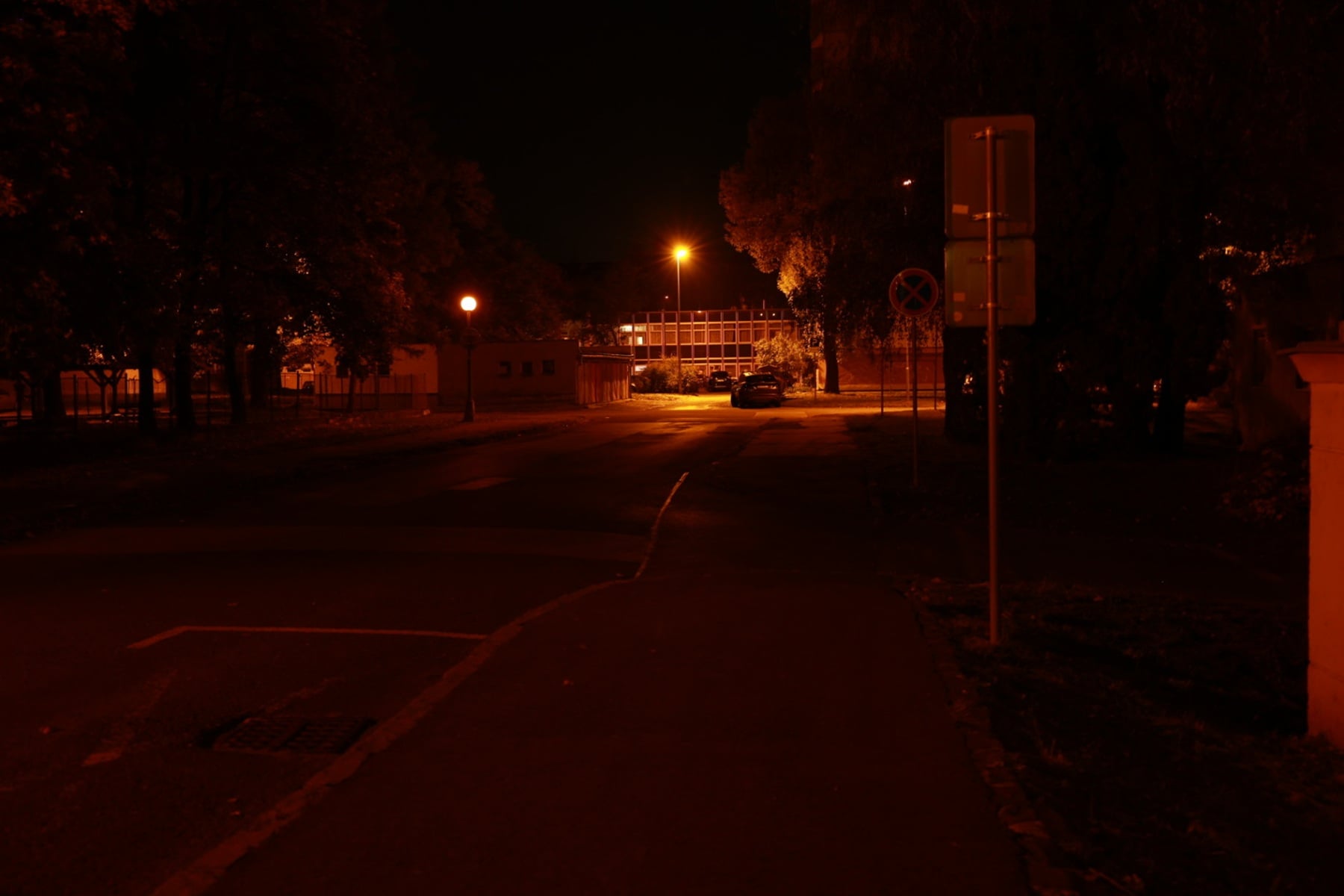 Ulica v tme a lampy.