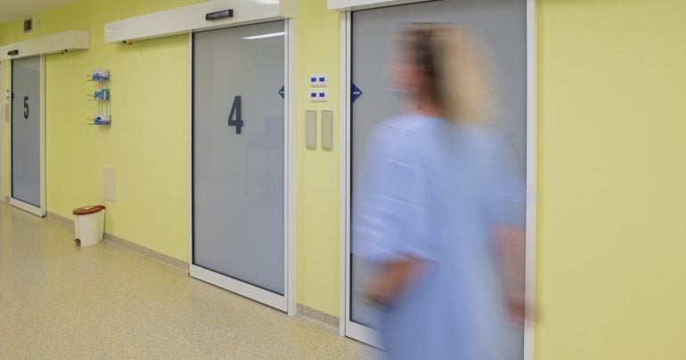 Lekárka na Oddelení onkohematológie I. Transplantačnej jednotky Národného onkolologického ústavu (NOÚ) v Bratislave vo štvrtok 1. decembra 2022