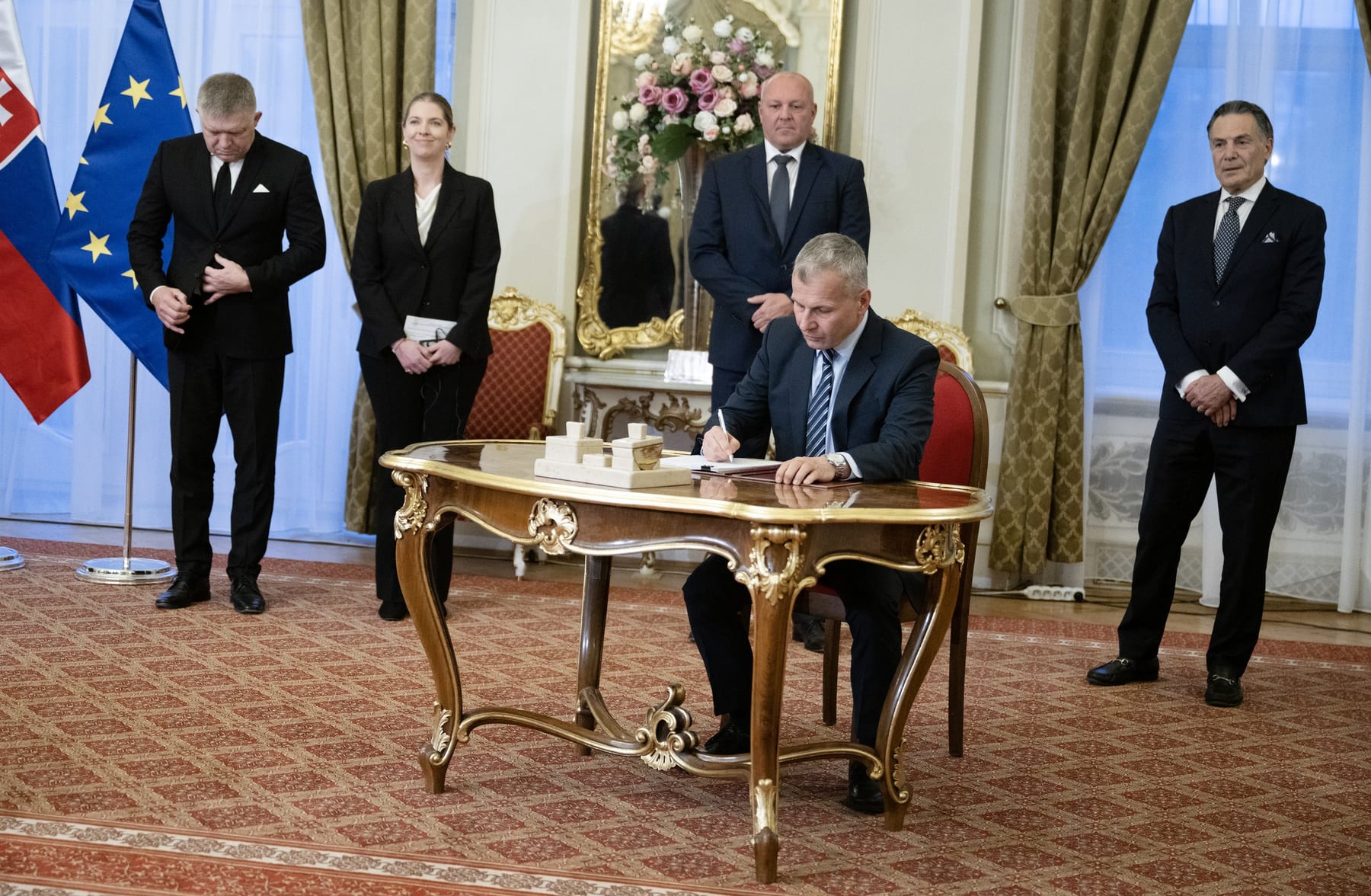 V popredí riaditeľ Úseku techniky projektu NJZ Vratislav Piovarči, a sprava v pozadí viceprezident Westinghouse APX Commercial, Westinghouse LLC Elias Gedeon,