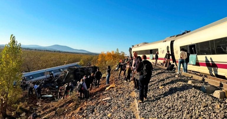 Dva zničené vlaky po nehode v Španielsku