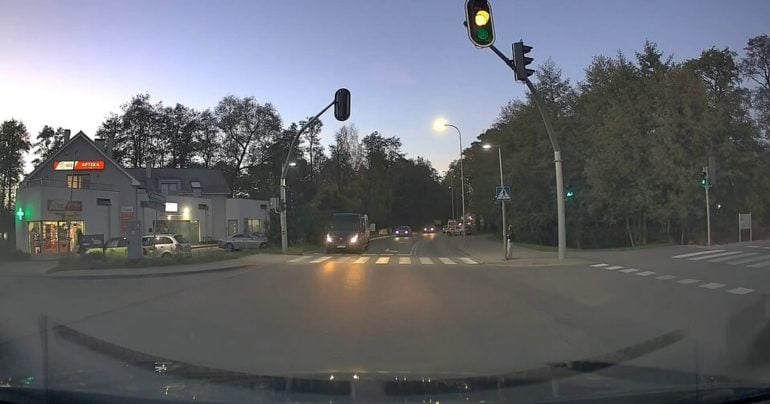 Vodička v Poľsku vletela s Porsche do otvorenej lekárne: Seniorka nafúkala viac ako dve promile