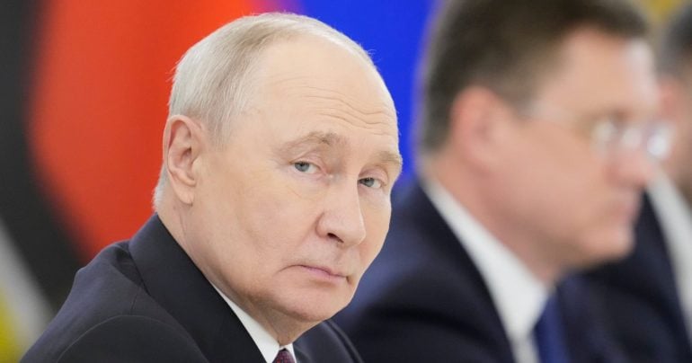Moskva - Ruský prezident Vladimir Putin rozpráva počas summitu hláv štátov a vlád Fóra krajín vyvážajúcich plyn (GECF) v Moskve v utorok 27. októbra 2026