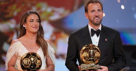 Harry Kane a Alexia Putellas s trofejou pre hráča roka na ceremoniáli Ballon d'Or v divadle London Palladium.