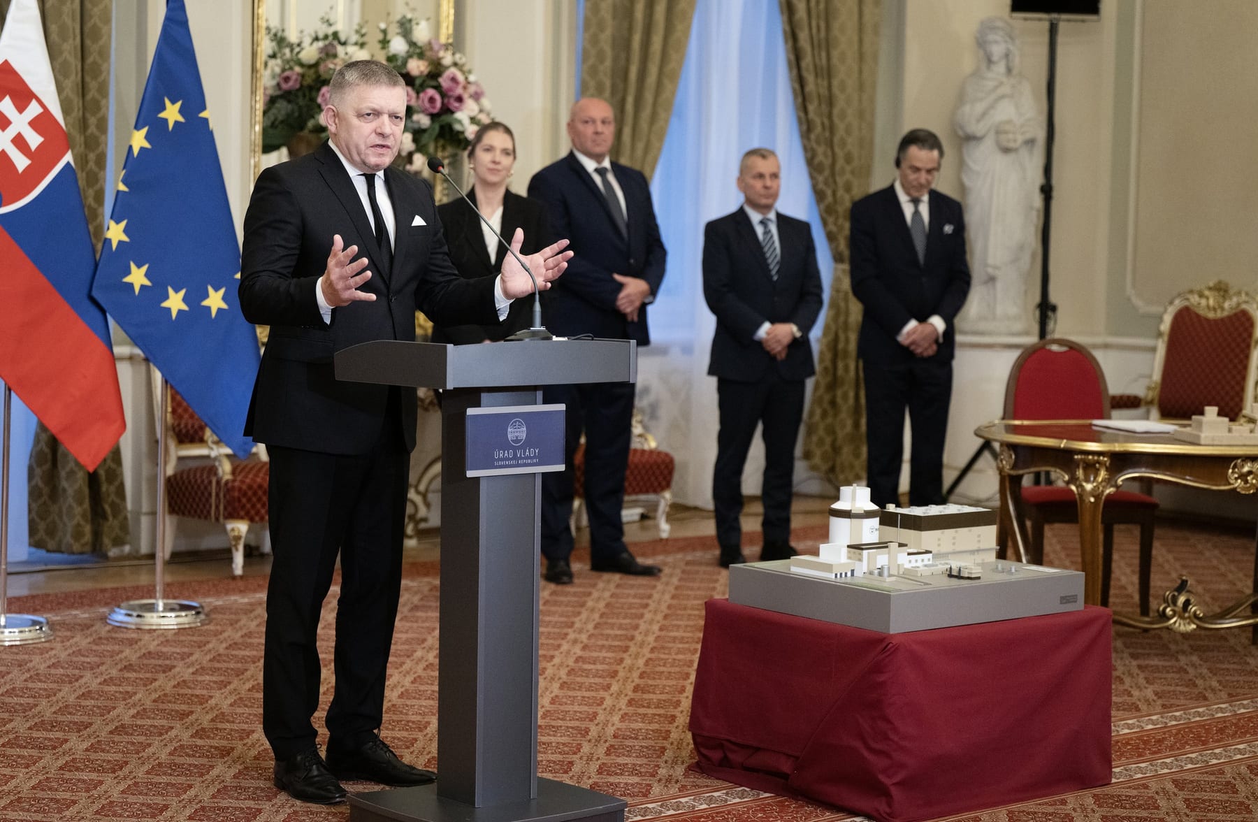 Zľava predseda vlády SR Robert Fico, chargé d´Affaires veľvyslanectva USA v SR Courtney Kline, generálny riaditeľ Jadrovej energetickej spoločnosti Slovenska